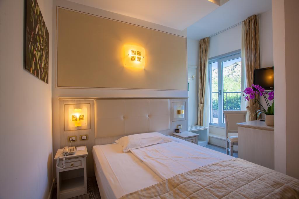 Hotel Lido Blu - Surf & Bike Torbole Sul Garda Exteriör bild