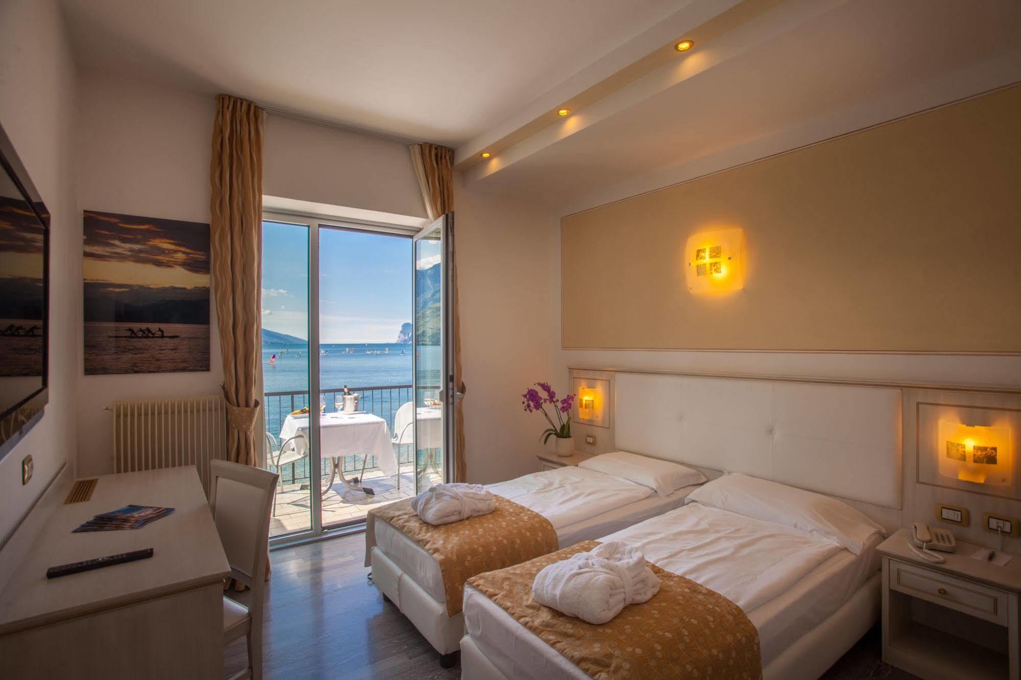 Hotel Lido Blu - Surf & Bike Torbole Sul Garda Exteriör bild