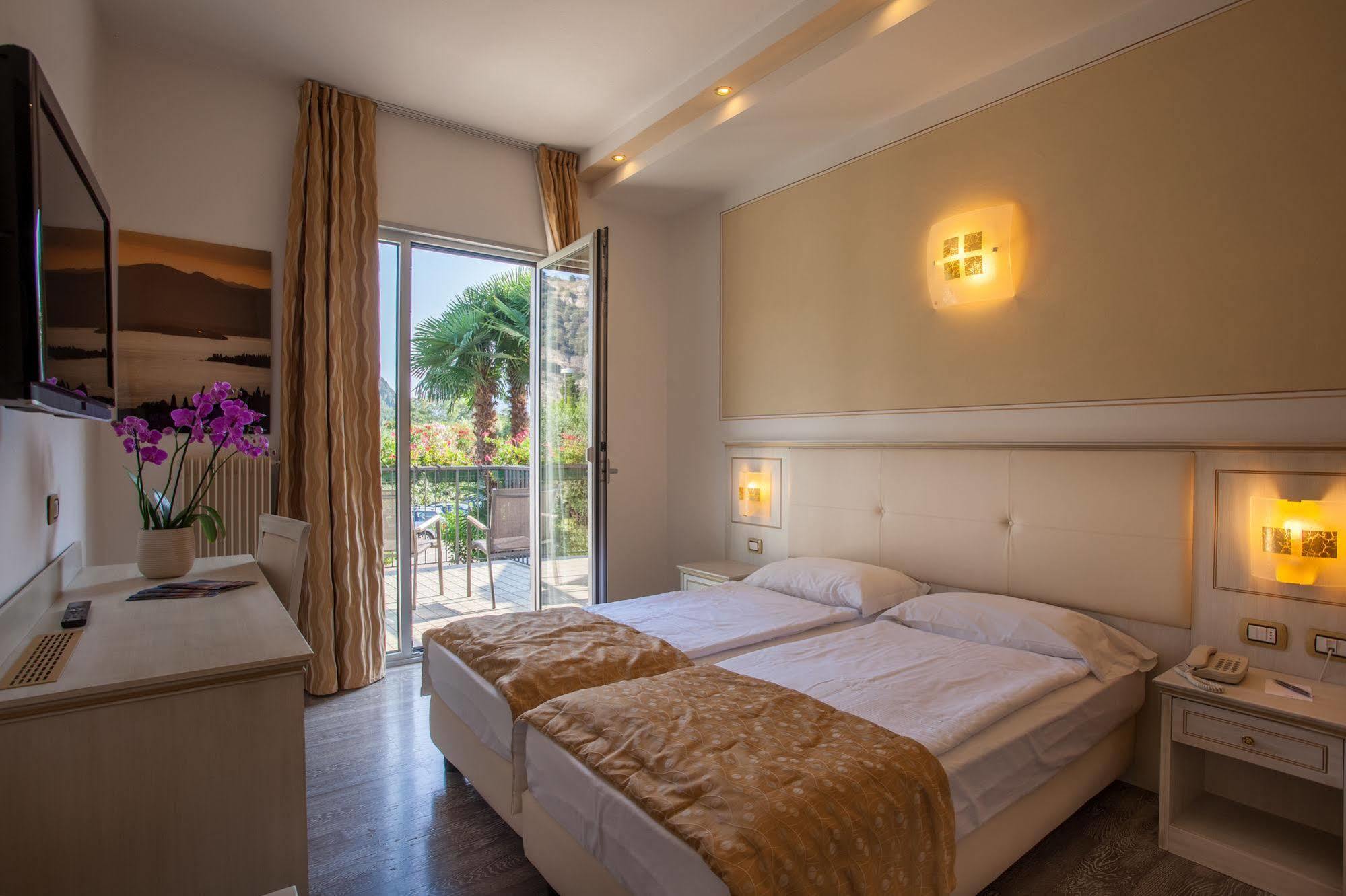Hotel Lido Blu - Surf & Bike Torbole Sul Garda Exteriör bild