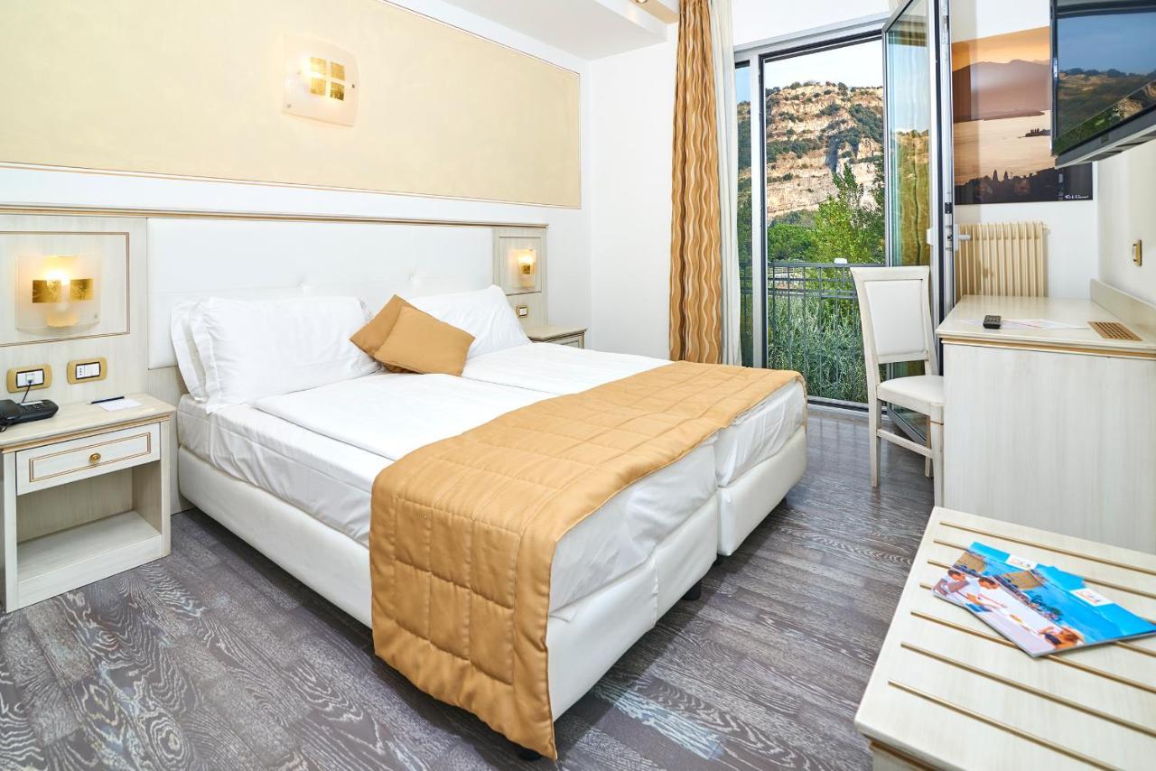 Hotel Lido Blu - Surf & Bike Torbole Sul Garda Exteriör bild